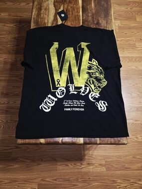 Darc Sport Men's "Keep On Fighting" Premium Fight Cancer Black Tee. Size Medium.